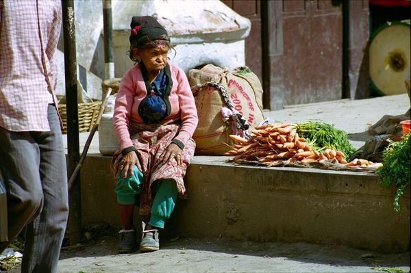 Mamie au marché... au bonnet Nike, elle vend ses carottes