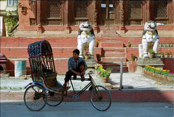 vélo rickshaw devant un temple