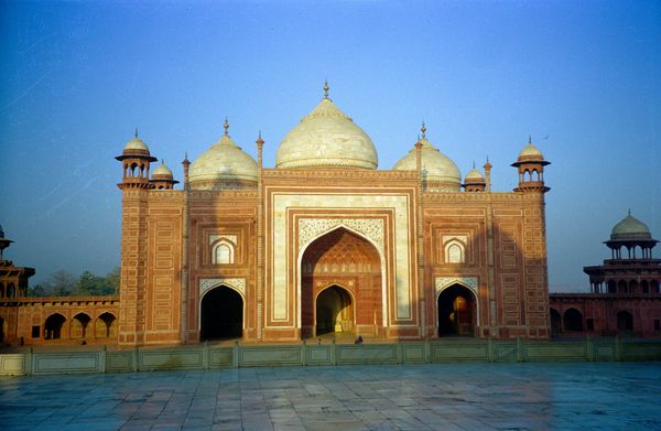 Sur les flancs du Taj Mahl, deux 'châteaux' rouges.