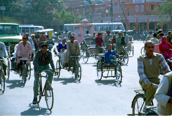 Vélos et vélos-rickshaws dans les rues