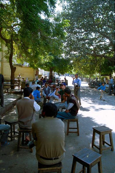 Derrière le palais des vents, coca rafraîchissant