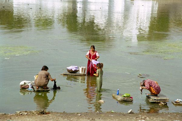 Linge, cheveux, corps: lavages dans la vase du lac Picchola