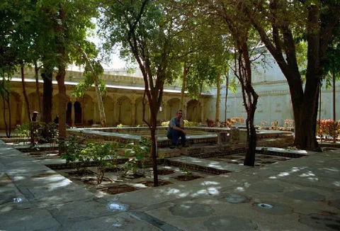 Le superbe Badi Mahal: jardin de style moghol entouré de salles où le maharana faisait des dîners de 200 personnes chaque soir. Ca laisse rêveur?