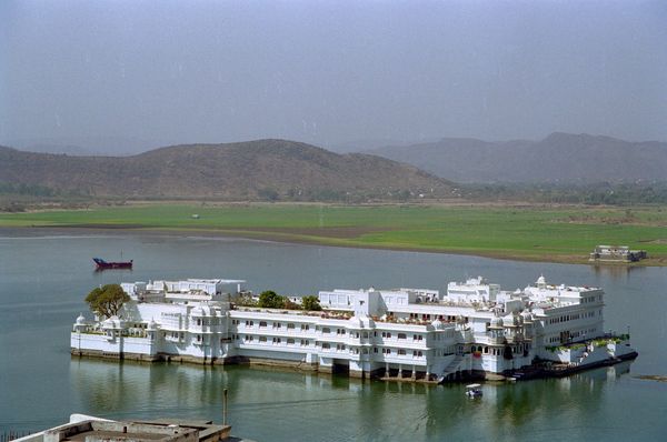 Vue sur le Lake Palace vu du city palace