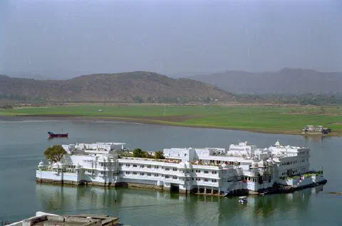 Vue sur le Lake Palace vu du city palace