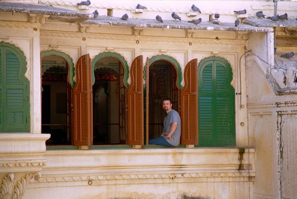 Lionel au balcon dominant le Mor Chowk (cour des paons)