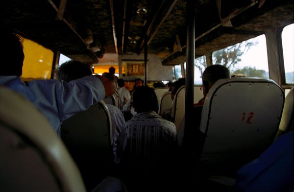 Bus 'DeLuxe' mais cauchemar de Lionel... le type qu'on voit assis au milieu est à cheval sur sa valise. Il ne va pas en décoller pendant 4 ou 5 heures!!! Vu les rebonds du bus, il devait avoir sacrément mal aux fesses. On a été étonnés quand il s'est levé qu'elle ne soit pas restée incristée dans ses fesses