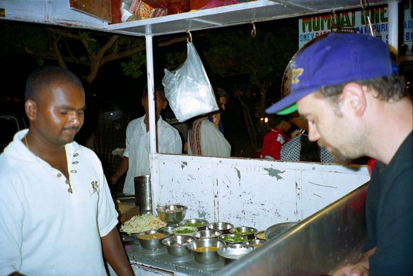 Deuxième soir à colva (Goa). Un repas pris dans un resto ambulant. Au menu, soupes chinoises. Ca change du 'pomfrette' d'hier sur la plage. Heu... le pomfrette c'est un poisson....