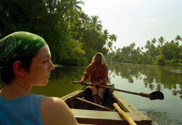 Marion et le rameur à l'avant de la pirogue