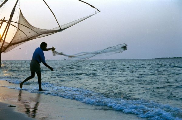 Pêcheur devant les filets chinois 