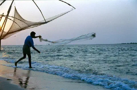 Pêcheur devant les filets chinois 