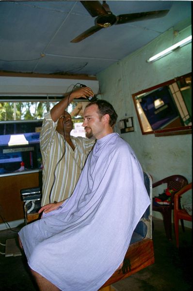 Chez le coiffeur perché sur un fauteil de barbier (il n'est pas très grand le coiffeur....)
