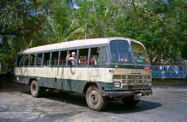 Le bus Kovalam Trivandrum. pas de vitre aux fenêtres, ça rafraîchit mieux!!!