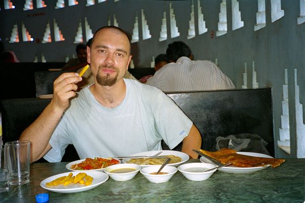 Indian Coffe House, le resto qui monte en collimaçon! De gauche à droite : assiette de frite, fried tomatoes, parathas, massala dosai et devant 3 bols de sauces