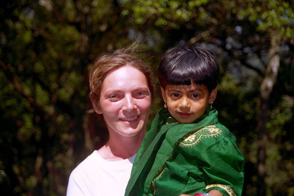 Petite fille collée dans les bras de Marion par son père! Juste pour prendre une photo avec un occidental!!!