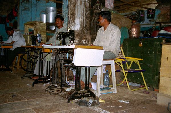 A l'intérieur du temple, des tailleurs en action!