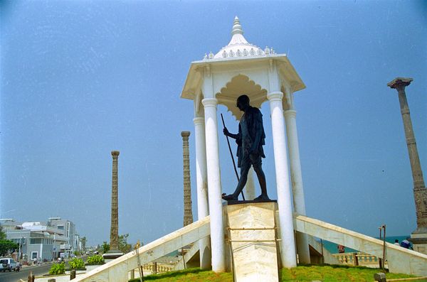 Gandhi square. Le long de la plage, dans la ville 'blanche', la partie francophone, le quartiers des colonisateurs