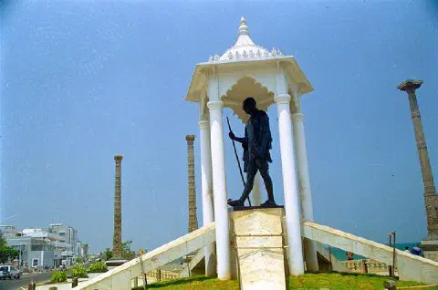 Gandhi square. Le long de la plage, dans la ville 'blanche', la partie francophone, le quartiers des colonisateurs