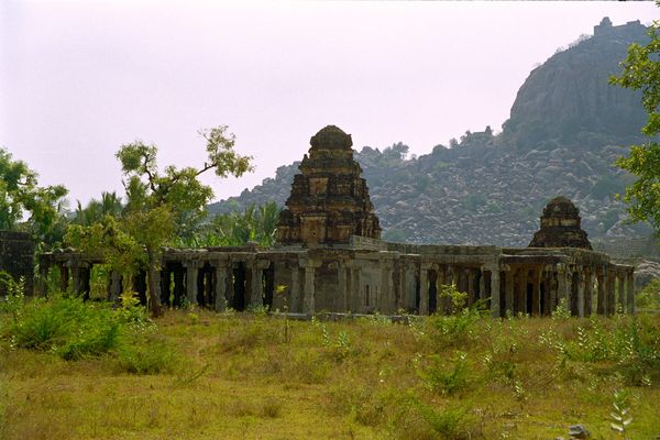 Deuxième série de ruines, sur une route plate cette fois-ci et... gratos...