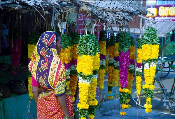 Colliers de fleurs pour les offrandes