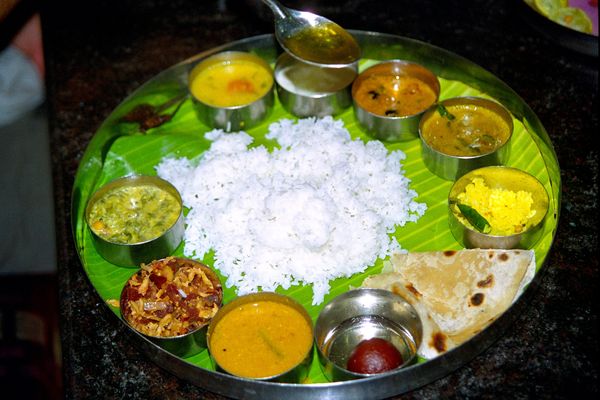 Dernier repas à Pondicherry dans un très bon resto végétarien. Plat à volonté (thali)