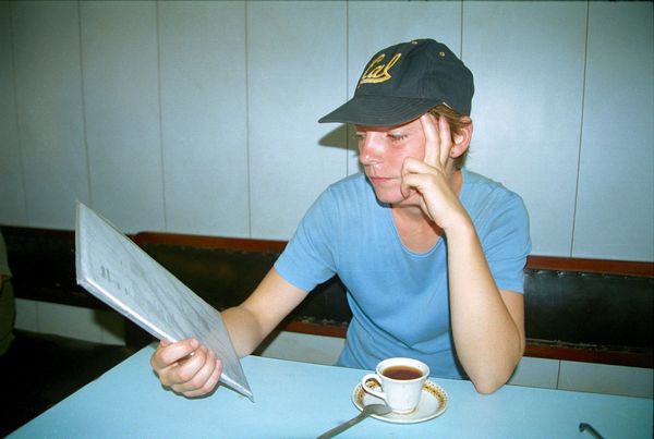 Resto près de Sudder Street... Marion en train de choisir son petit déj indien