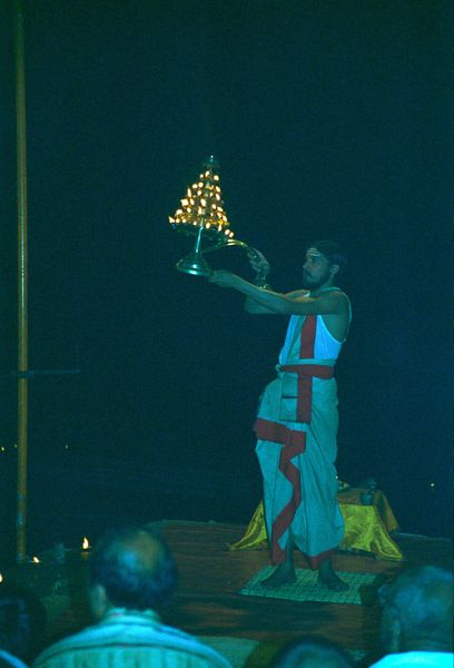 La puja (prièreà en 'son, musique et danse' le soir au bord du Gange