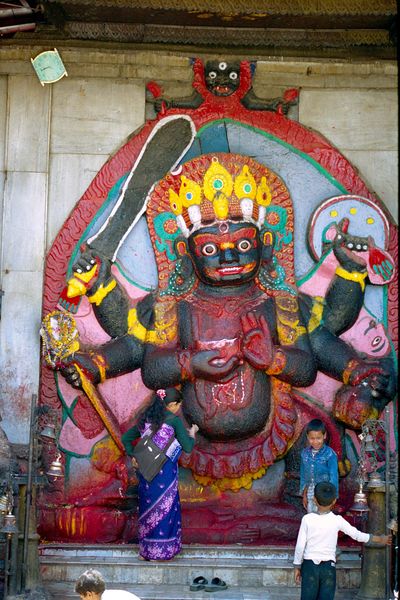 Femme faisant une offrande à Shiva