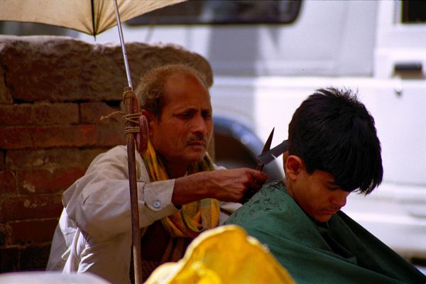 Coiffeur sur les marches du temple