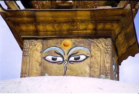 Haut d'une stuppa. Le troisième oeil de Bouddha sur le front reprèsente son pouvoir de tout voir. Son nez est le symbole de l'unité (chiffre 1 en népalais)