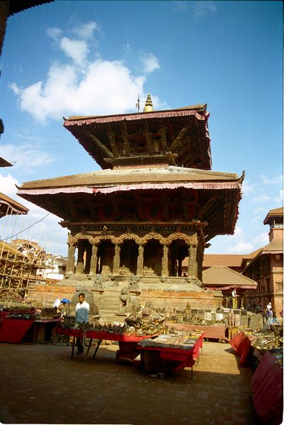 etals des marchands devant le temple