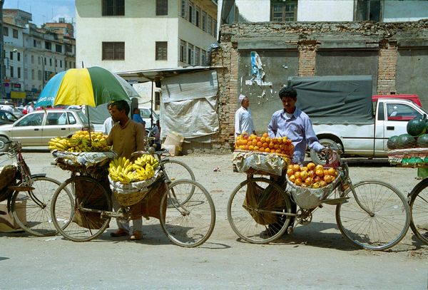 Vendeurs de friuts à vélos (les vendeurs, pas les fruits!)